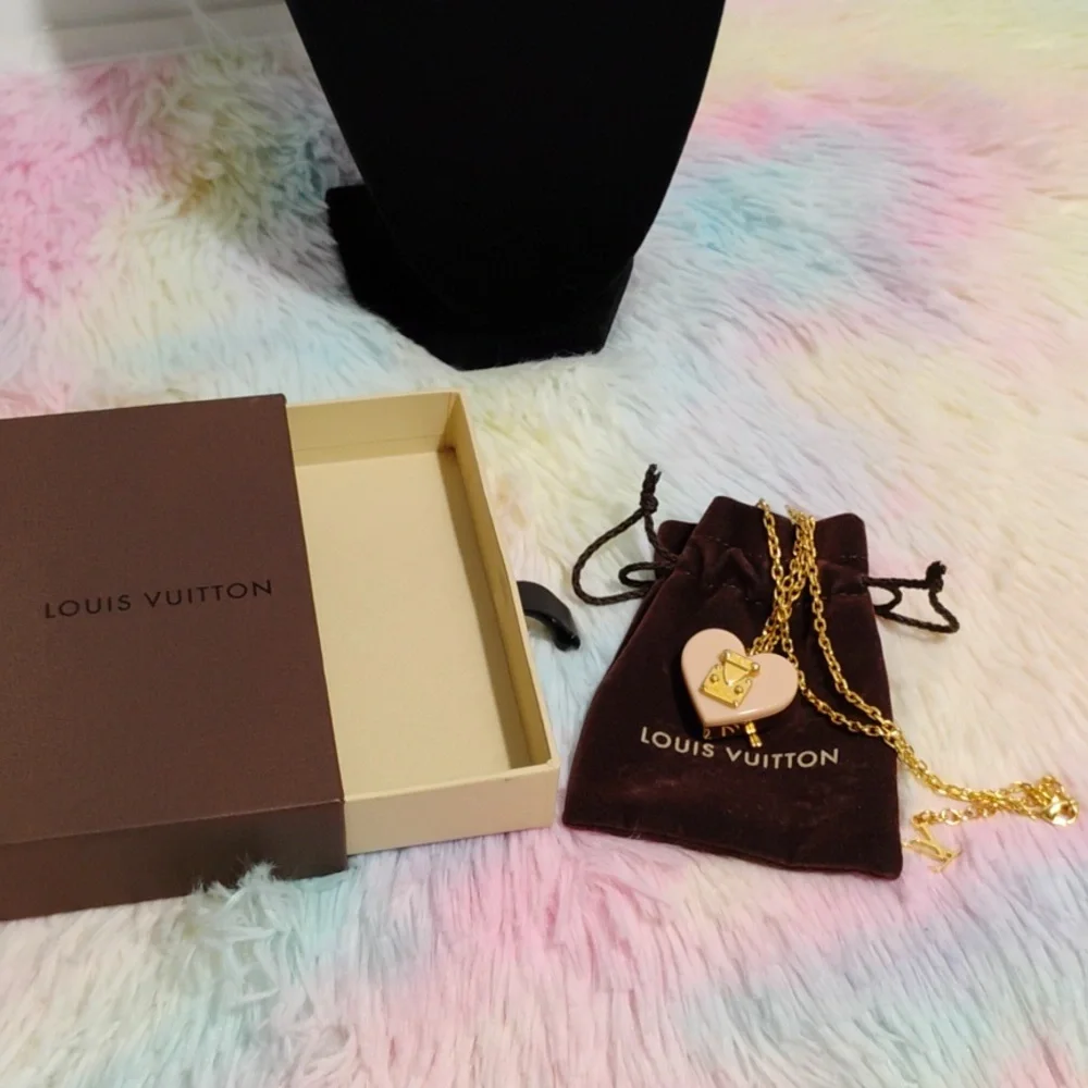 LOUIS VUITTON
Authentic Louis Vuitton
Resin 'Lock Me' Heart Pendant Necklace - Picture 15 of 16